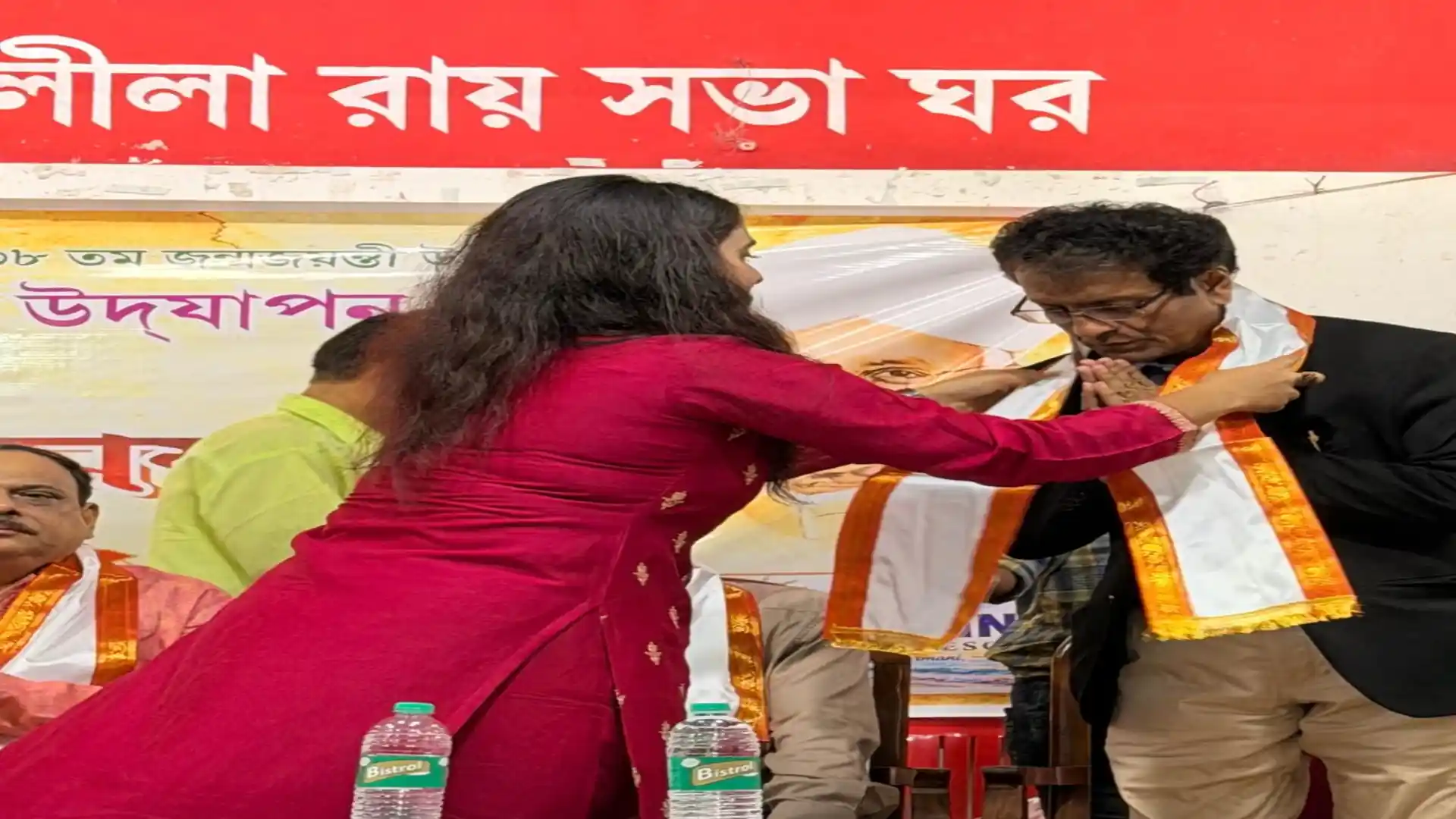 Teacher felicitated with shawl at the Lifetime Achievement ceremony