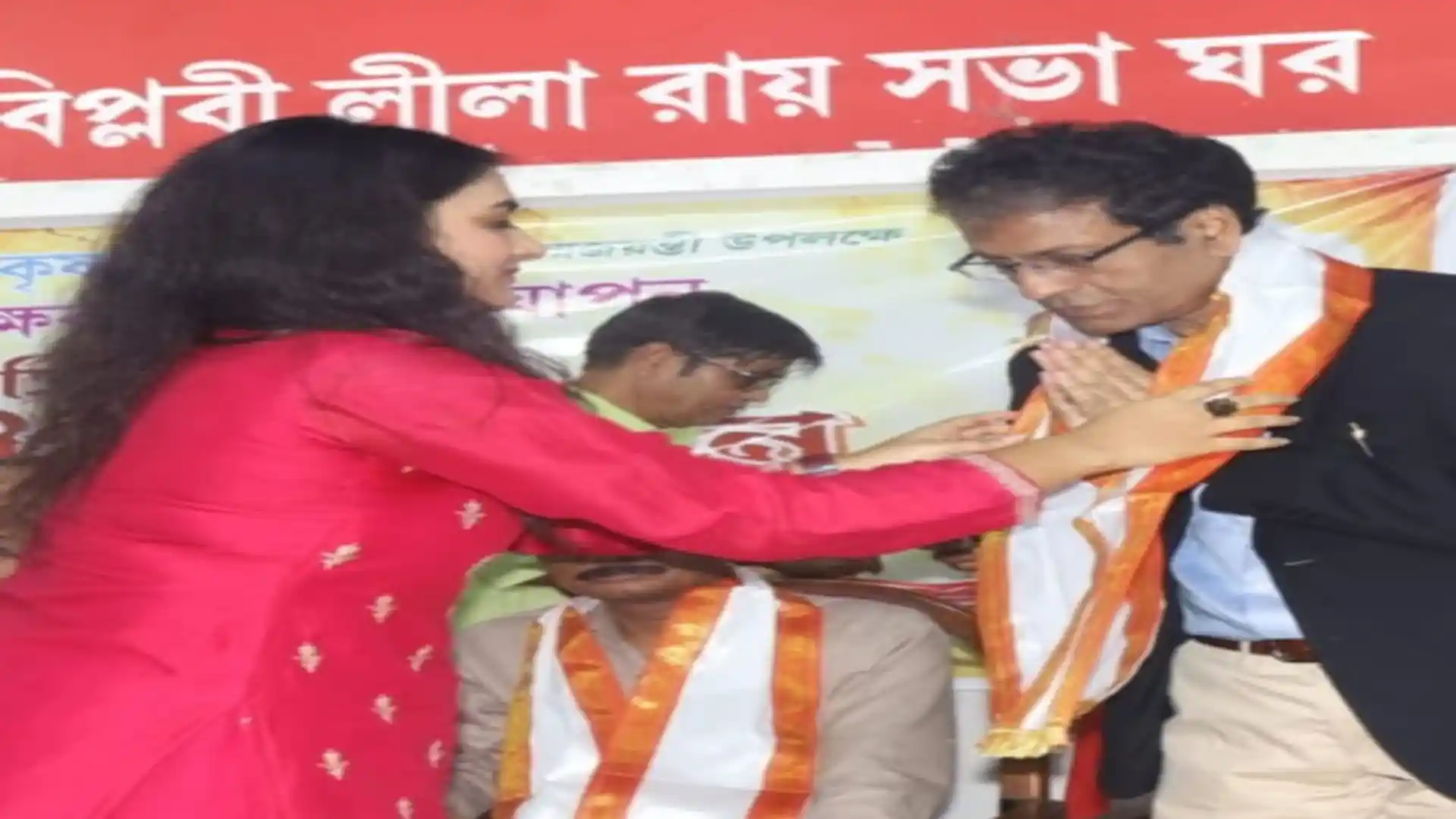 Guest being honoured with shawl at the Teachers' Day event