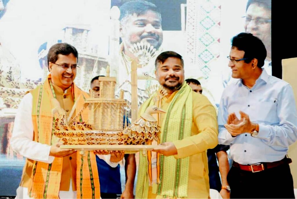 Presentation of handcrafted memento to chief guest